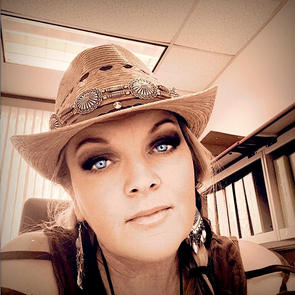 🌷Meet your Posher🌷 Yvonne - Picture 3 of 15